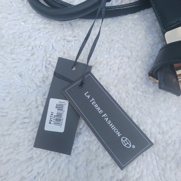 La Terre Vegan, Large Crossbody Purse. Peta Approved - Picture 4 of 6